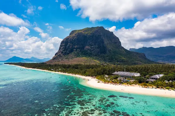 Mauriutius 'taki Le Morne Brabant' ın hava manzarası. Le Morne dağı ve Mauritius 'taki lüks plajlı tropik kristal okyanus. Palmiye ağaçları, beyaz kumlar ve lüks tatil beldeleri olan Le Morne plajı, Mauritius..