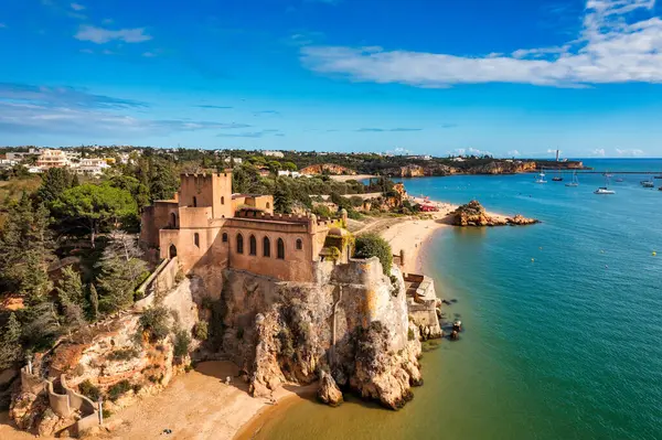 Algarve, Ferragudo Köyü 'ndeki Sao Joao do Arade Kalesi. Sahil ve kale Sao Joao do Arade Ferragudo, Portekiz Algarve 'de..