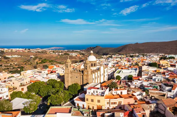 Gran Canaria 'daki Aguimes kasabası, Kanarya Adaları, İspanya. Aguimes 'in tarihi merkezi (Gran Canaria). Kanarya Adaları 'nın tipik geleneksel caddesi. Renkli şehir Aguimes, Büyük Kanarya, İspanya. 