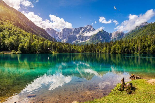 Живописное озеро Lago Fusine в Италии. Озеро Фусине с вершиной Мангарт на заднем плане. Популярное туристическое направление Джулианских Альп. Location: Tartvisio comune, Province of Udine, Italy, Europe.