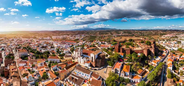 Portekiz 'in Algarve bölgesinde ünlü kale ve katedrali olan Silves şehir binalarının manzarası. Portekiz 'in Algarve bölgesindeki Silves kasabasındaki ortaçağ şatosunun duvarları. 