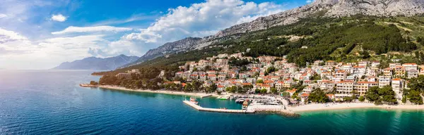 Bela Brela Makarska Riviera Croácia Mar Adriático Com Água Limpa Imagens Royalty-Free