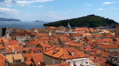 Hırvatistan 'ın güneyinde, Adriyatik Denizi, Avrupa' ya bakan bir kent. Hırvatistan 'ın ünlü Dubrovnik kentinin eski şehir merkezi. Dubrovnik eski kasabası (ortaçağ Ragusa) ve Dalmaçya Sahili manzarası.