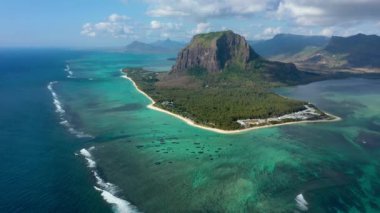 Mauritius Adası manzarası ve ünlü Le Morne Brabant dağı, güzel mavi göl ve su altı şelalesi. Le Morne Brabant Yarımadası ve Sualtı Şelalesi, Mauritius.