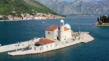 Aziz George Adası ve Karadağ 'ın Perast kentindeki Kayalıkların Efendisi Kilisesi. Boka Kotor Körfezi kıyısındaki Kaya Adası Leydimiz ve Perast Kilisesi (Boka Kotorska), Karadağ, Avrupa. 