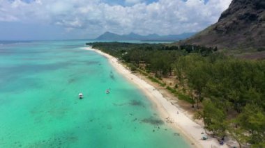 Mauriutius 'taki Le Morne Brabant' ın hava manzarası. Le Morne dağı ve Mauritius 'taki lüks plajlı tropik kristal okyanus. Palmiye ağaçları, beyaz kumlar ve lüks tatil beldeleri olan Le Morne plajı, Mauritius..