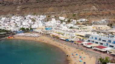 İspanya 'nın Gran Canaria plajlı Puerto de Mogan' ı. Adada turistlerin ve yerlilerin en sevdiği tatil yeri. Puerto de Mogan Limanı ve Büyük Kanarya Adası, İspanya.