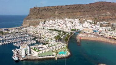 İspanya 'nın Gran Canaria plajlı Puerto de Mogan' ı. Adada turistlerin ve yerlilerin en sevdiği tatil yeri. Puerto de Mogan Limanı ve Büyük Kanarya Adası, İspanya.