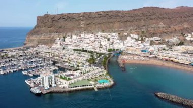 İspanya 'nın Gran Canaria plajlı Puerto de Mogan' ı. Adada turistlerin ve yerlilerin en sevdiği tatil yeri. Puerto de Mogan Limanı ve Büyük Kanarya Adası, İspanya.