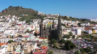 Arucas kasabasındaki Parroquia de San Juan Bautista de Arucas kilisesinin havadan görünüşü, Gran Canaria, Kanarya Adaları, İspanya. Arucas 'taki tarihi Neo-Gotik katedrali. 