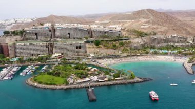 Anfi plajı ve tatil köyü, Büyük Kanarya, İspanya. Playa Anfi del Mar, Gran Canaria Adası, İspanya 'da güzel bir plaj. Gran Canaria 'daki Anfi del Mar Plajı, Kanarya Adaları, İspanya.