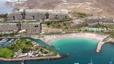 Anfi plajı ve tatil köyü, Büyük Kanarya, İspanya. Playa Anfi del Mar, Gran Canaria Adası, İspanya 'da güzel bir plaj. Gran Canaria 'daki Anfi del Mar Plajı, Kanarya Adaları, İspanya.