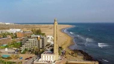 Gün batımında Faro de Maspalomas olarak bilinen Gran Canaria Adası 'ndaki Maspaloma fenerinde. Deniz feneri ve Maspalomas plajı olan deniz burnu. Gran Kanaryası, Kanarya Adaları, İspanya