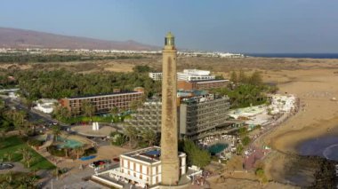 Gün batımında Faro de Maspalomas olarak bilinen Gran Canaria Adası 'ndaki Maspaloma fenerinde. Deniz feneri ve Maspalomas plajı olan deniz burnu. Gran Kanaryası, Kanarya Adaları, İspanya