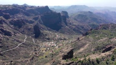 Roque Nublo ve Pico de Teide arka planda Gran Canaria Adası, İspanya. Roque Nublo kutsal dağının panoramik manzarası, Roque Nublo Kırsal Parkı, Gran Kanarya Adaları, İspanya.