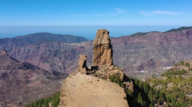 Roque Nublo ve Pico de Teide arka planda Gran Canaria Adası, İspanya. Roque Nublo kutsal dağının panoramik manzarası, Roque Nublo Kırsal Parkı, Gran Kanarya Adaları, İspanya.