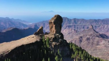Roque Nublo ve Pico de Teide arka planda Gran Canaria Adası, İspanya. Roque Nublo kutsal dağının panoramik manzarası, Roque Nublo Kırsal Parkı, Gran Kanarya Adaları, İspanya.