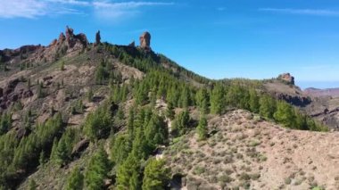Roque Nublo ve Pico de Teide arka planda Gran Canaria Adası, İspanya. Roque Nublo kutsal dağının panoramik manzarası, Roque Nublo Kırsal Parkı, Gran Kanarya Adaları, İspanya.