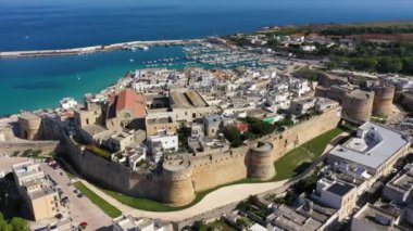 İtalya 'nın güneyinde Salento Yarımadası' ndaki Otranto kasabasının havadan görünüşü, Adriyatik Denizi kıyısında İtalya 'nın (Apulia) en doğu kenti. Otranto şehri, Puglia bölgesi, İtalya.