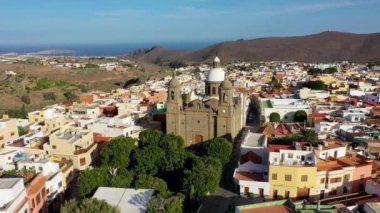 Gran Canaria 'daki Aguimes kasabası, Kanarya Adaları, İspanya. Agimes 'in tarihi merkezi (Gran Canaria). Kanarya Adaları 'nın tipik geleneksel caddesi. Renkli şehir Aguimes, Büyük Kanarya, İspanya. 