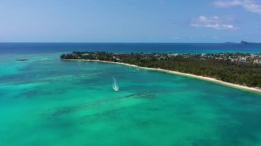 Mauritius sahili Grand Baie, Pereybere North 'taki Mont Choisy plajı manzaralı. Mont Choisy, Mauritius Adası, Afrika halk plajı. Mauritius 'taki Mont Choisy' nin güzel plajı, insansız hava aracı manzarası..