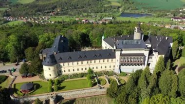 Ortaçağ kalesi Zbiroh 'un en iyi manzarası. Çek Cumhuriyeti. Rokycany Bölgesi, Pilsen Bölgesi, Çek Cumhuriyeti 'nde ortaçağ Zbiroh Şatosu' nun heybetli manzarası.