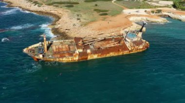 Kıbrıs Rum Kesimi 'nin Paphos yakınlarındaki Peyia kıyı şeridinde terk edilmiş Edro III Gemi Enkazı. Kıbrıs 'ta suyun kıyısındaki tarihi Edro III Batık alanı. Batık EDRO III, Pegeia, Paphos 'un hava manzarası.