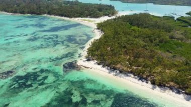 Ile aux Cerfs adası. Huzurlu sahil manzarası, akuamarin denizi ve yumuşak kum, Ile aux Cerfs, Mauritius, Hint Okyanusu, Afrika. Mauritius 'taki Ile aux Cerf, güzel su ve nefes kesici manzara..