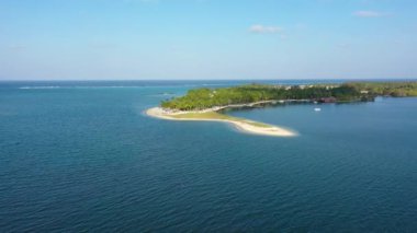 Mauritius 'taki Constance Belle Mare Plage plajına insansız hava aracı manzarası, palmiye ağaçları, şemsiyeler ve şeffaf suyu olan güzel bir turkuaz deniz. Mauritius 'taki lüks 5 yıldızlı otel..