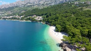 Hırvatistan 'ın Makarska Riviera kentinin Brela kentindeki Punta Rata plajının güzel hava manzarası. Hırvatistan 'ın Makarska Riviera, Brela, Dalmaçya bölgesindeki Punta Rata plajı ve liman manzarası.