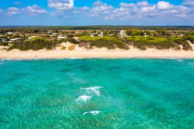 Punta Prosciutto deniz suyu, Punta Prosciutto sahilinde kristal berrak su, İtalyan Maldivleri Puglia İtalya. Punta Prosciutto, İtalya 'nın en güzel plajlarından biri..