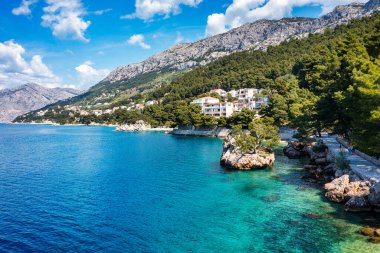 Hırvatistan 'ın Dalmaçya kıyısındaki Brela kentinin Kamen Brela sembolü. Kamen Brela, Makarska Riviera, Dalmaçya, Hırvatistan 'daki küçük ünlü ada.