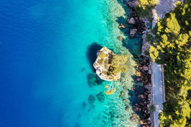 Hırvatistan 'ın Dalmaçya kıyısındaki Brela kentinin Kamen Brela sembolü. Kamen Brela, Makarska Riviera, Dalmaçya, Hırvatistan 'daki küçük ünlü ada.