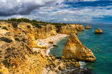 Praia da Marinha, Portekiz, Algarve 'deki güzel sahil Marinha. Deniz Sahili (Praia da Marinha), Algarve 'deki Lagoa Belediyesinin Atlantik kıyısında yer alan plajda uçan martılara sahiptir..