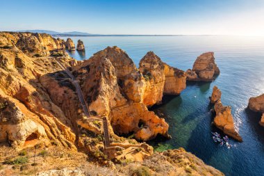 Panoramik görünümü, Algarve Lagos yakınlarındaki Ponta da Piedade, Portekiz. Ponta da Piedade, Algarve bölgesinde, Portekiz'de denizde uçurum kayalar ve turist teknesi. Ponta da Piedade, Algarve region, Portekiz.