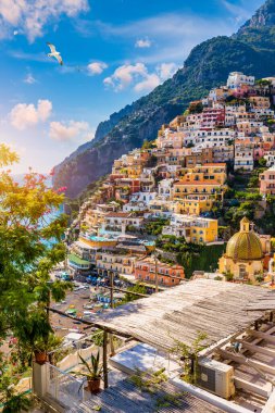 İtalya 'nın Campania kentindeki Amalfi Sahili' nde rahat plaj ve mavi deniz manzarası. Amalfi kıyısındaki Positano köyü, Salerno, Campania. Güzel Positano, Campania 'daki Amalfi Sahili.