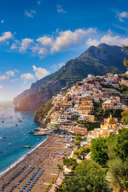 İtalya 'nın Campania kentindeki Amalfi Sahili' nde rahat plaj ve mavi deniz manzarası. Amalfi kıyısındaki Positano köyü, Salerno, Campania. Güzel Positano, Campania 'daki Amalfi Sahili.
