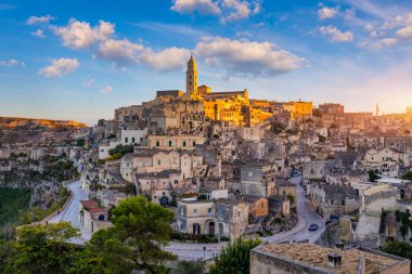 İtalya 'nın güneyindeki Basilicata' da güzel bir sonbahar gününde antik Matera (Sassi di Matera) kasabasının panoramik manzarası. Matera köyünün göz kamaştırıcı manzarası. Matera kayalık bir çıkıntı üzerinde bir şehirdir..