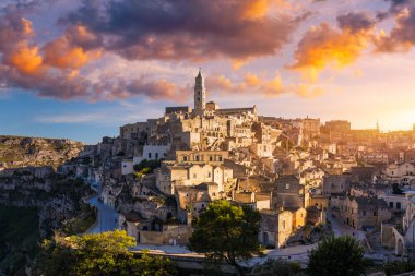 İtalya 'nın güneyindeki Basilicata' da güzel bir sonbahar gününde antik Matera (Sassi di Matera) kasabasının panoramik manzarası. Matera köyünün göz kamaştırıcı manzarası. Matera kayalık bir çıkıntı üzerinde bir şehirdir..