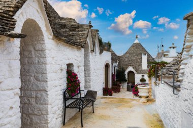 Geleneksel Trulli evleri Alberobello şehrinde, Apulia, İtalya 'da. Trulli 'nin geleneksel çatıları üzerindeki şehir, bölgenin orijinal ve eski evleri, Apulia, Alberobello, Puglia, İtalya. 
