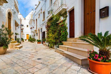 Locorotondo, Bari Eyaleti, Apulia (Puglia), İtalya 'da manzara. İtalya, Puglia 'da Locorotondo' da karakteristik sokaklar. Locorotondo, İtalya 'nın Apulia eyaletinde yer alan bir şehirdir..