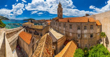 Hırvatistan 'ın güneyinde yer alan ve Adriyatik Denizi, Avrupa' ya bakan Dubrovnik kentinin hava manzarası. Hırvatistan 'ın ünlü Dubrovnik kentinin eski şehir merkezi. Dalmaçya 'nın tarihi Hırvatistan kenti Dubrovnik. 