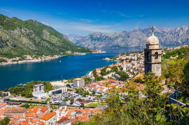 Karadağ 'ın eski Kotor kentinin manzarası. Kotor Körfezi, Adriyatik Denizi 'nin en güzel yerlerinden biridir. Tarihi Kotor Eski Kenti ve Adriyatik Denizi Kotor Körfezi, Karadağ.