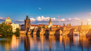 Çek Cumhuriyeti Prag 'daki Charles Köprüsü. Prag, Çek Cumhuriyeti. Charles Bridge (Karluv Most) ve Old Town Tower. Vltava Nehri ve Charles Köprüsü. Dünya seyahati, gezi ve turizm kavramı.