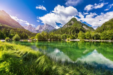 Güzel dağları olan Jasna Gölü. Triglav Ulusal Parkı 'ndaki doğa manzarası. Yeri, Triglav Ulusal Parkı. Kranjska Gora, Slovenya, Avrupa. Slovenya Krajsnka Gora 'da Jasna Dağı. 