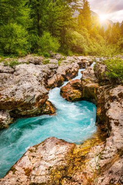 Slovenya Alplerinde Soca Nehri vadisi gibi. Great Soca Gorge (Velika korita Soce), Triglav Ulusal Parkı, Slovenya. Soca Nehri 'nin büyük kanyonu, Bovec, Slovenya. Triglav Ulusal Parkı 'ndaki Soca Vadisi.