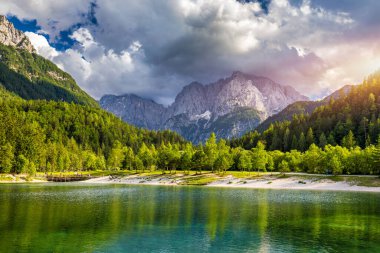 Slovenya Alpleri 'nin harika doğa manzarası. Jasna Gölü 'ndeki inanılmaz yaz manzarası. Triglav Ulusal Parkı. Kranjska Gora, Slovenya. Slovenya Krajsnka Gora 'da Jasna Dağı. 