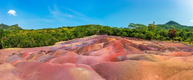 Mauritius Adası 'ndaki Chamarel Seven Colored Earth Geopark. Riviere Noire bölgesindeki bu volkanik jeolojik oluşum hakkında renkli panoramik manzara Chamarel Yedi Renkli Dünya Geopark.