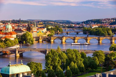 Çek Cumhuriyeti Prag 'daki Vltava nehri üzerindeki Eski Şehir İskelesi mimarisi ve Charles Köprüsü manzaralı. Prag ikonu Charles Bridge (Karluv Most) ve Eski Şehir Köprüsü Kulesi, Çek Cumhuriyeti.