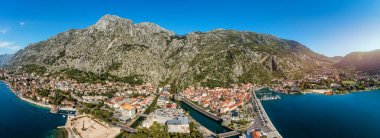 Karadağ 'ın eski Kotor kentinin hava manzarası. Kotor Körfezi, Adriyatik Denizi 'nin en güzel yerlerinden biridir. Tarihi Kotor Eski Kenti ve Adriyatik Denizi Kotor Körfezi, Karadağ.